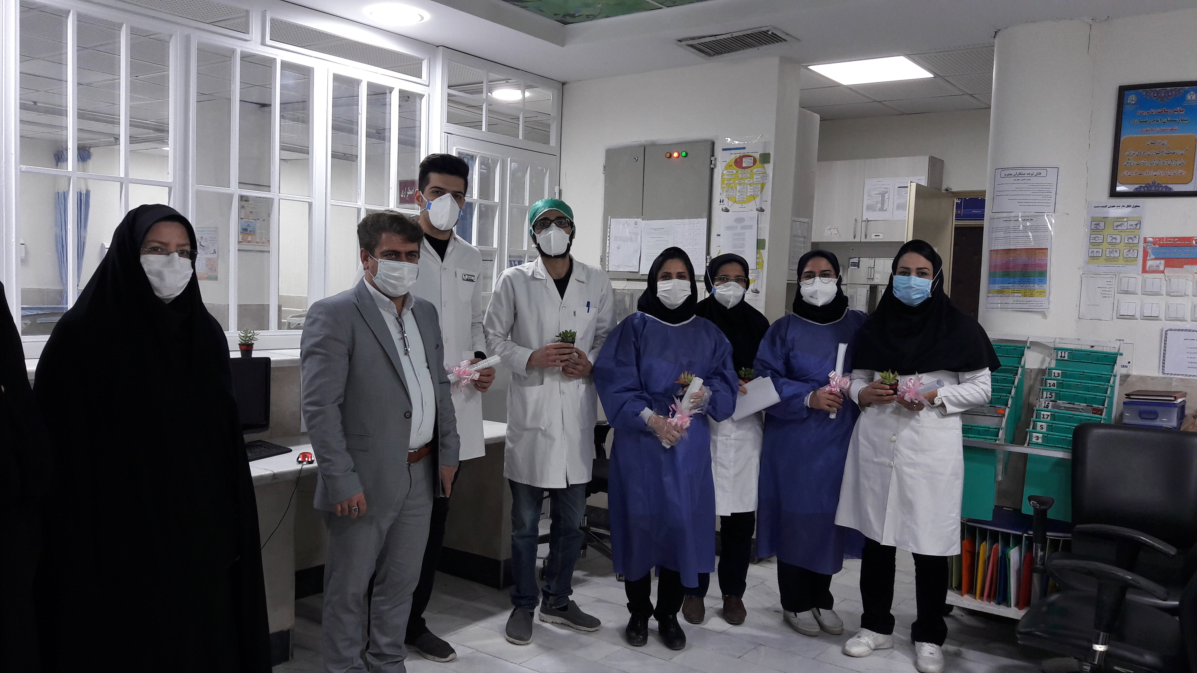 گزارش تصویری از هدایای دانش آموزان مدرسه راهیان کوثر بمناسبت روز پرستار از بیمارستان امام رضا (ع)