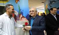 گزارش تصویری تبریک و اهدای شاخه گل هیات رییسه به پرستاران دانشگاه  به مناسبت ولادت حضرت زینب(س) و روز پرستار