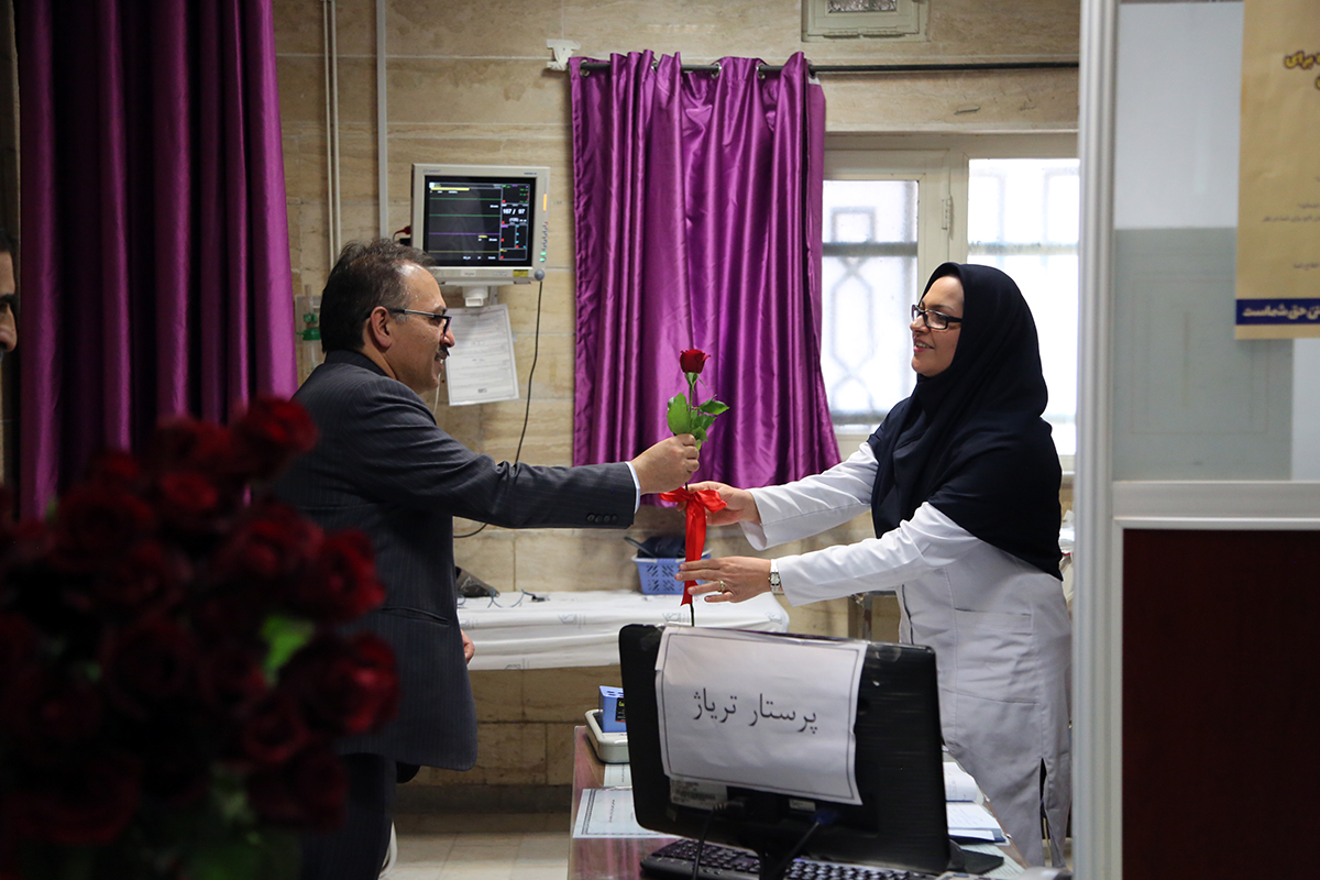 دیدار و اهدای شاخه گل توسط سرپرست دانشگاه  به پرستاران بیمارستانهای  شهرستان بجنورد  به مناسبت روز پرستار